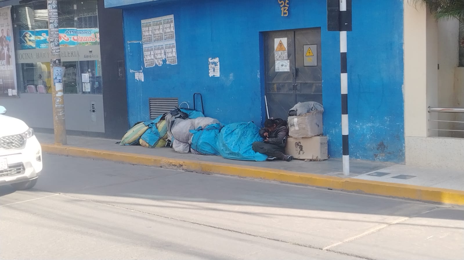 Vecinos cuestionan obra de 49 cuadras: muestran rajaduras y frenan demolición de veredas
