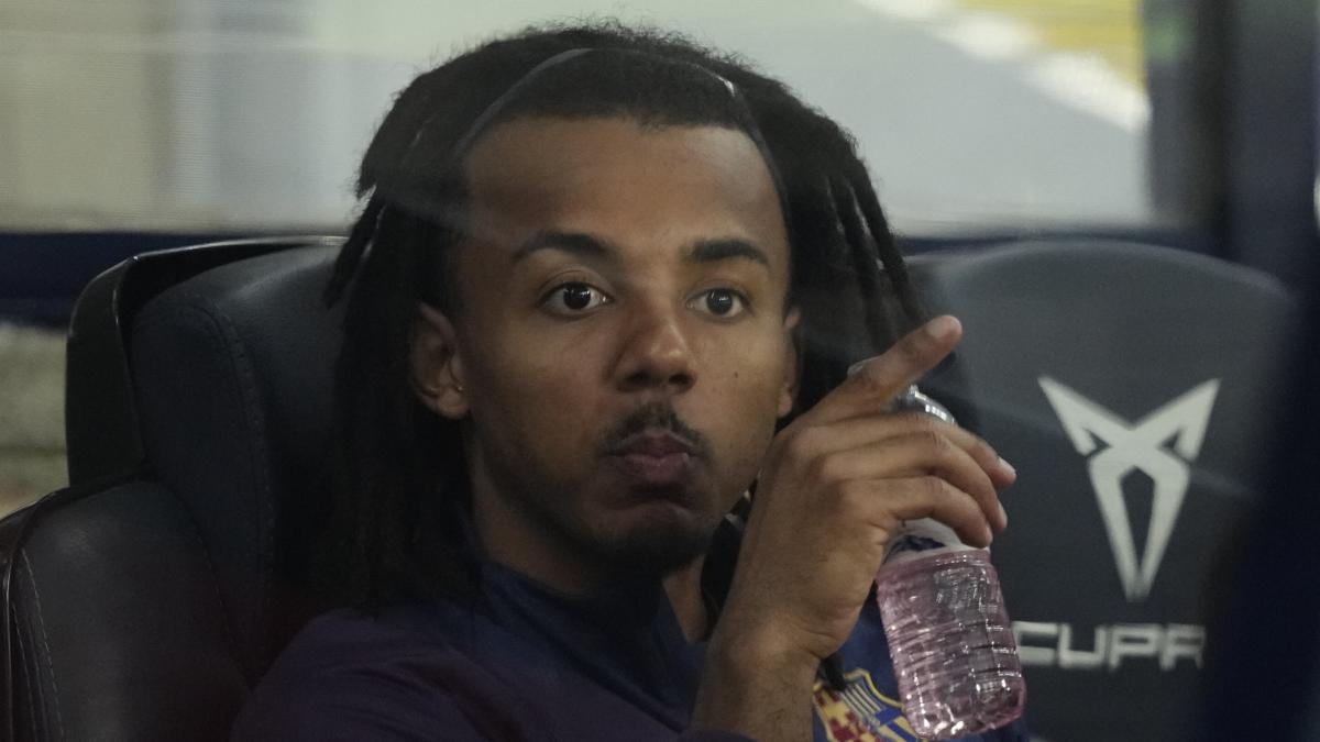 Koundé encadena tres partidos sin jugar en el Barça de Flick