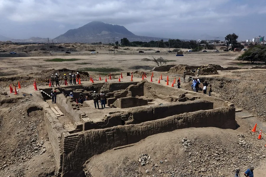 Hallan en Chan Chan plataforma funeraria casi intacta con restos de 38 individuos