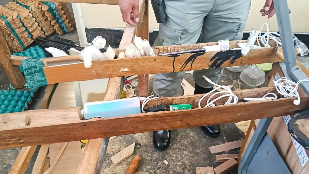 Requisa penitenciaria descubre droga, celulares y cargadores ocultos entre talleres y baños