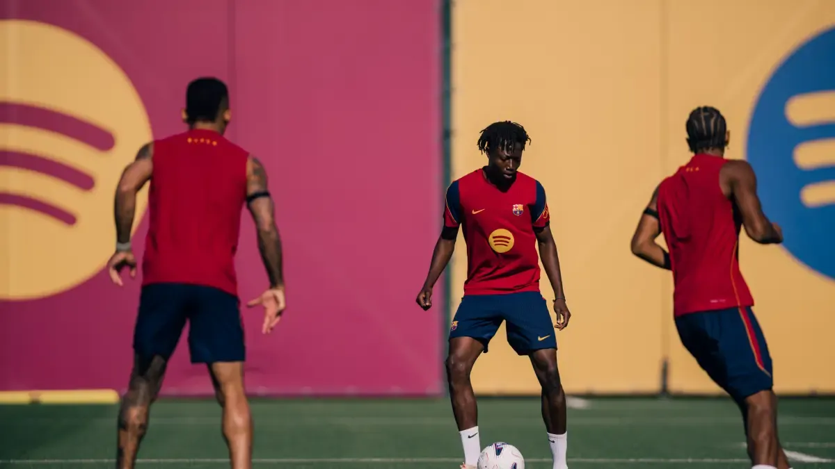 Flick entrena con seis jugadores del primer equipo y recurre al filial durante el parón