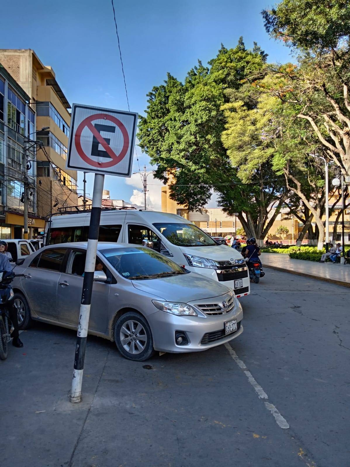 Zonas rígidas convertidas en cochera: Plaza de Armas y sus alrededores llenos de vehículos