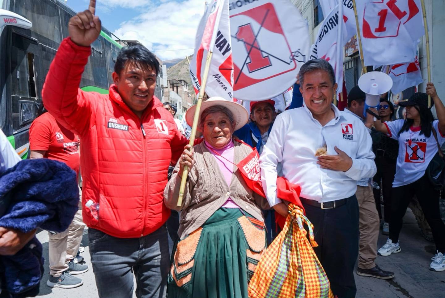 Enrique Pulgar y Onsihuay presentan propuestas de riego y vías durante actividad política en San Rafael