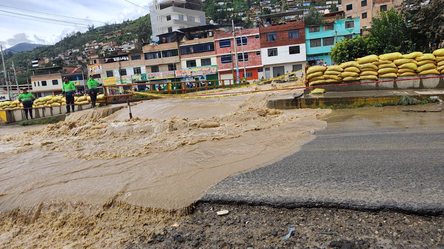 Ambo protege con sacos de arena la zona del mercado donde se desbordan sus ríos