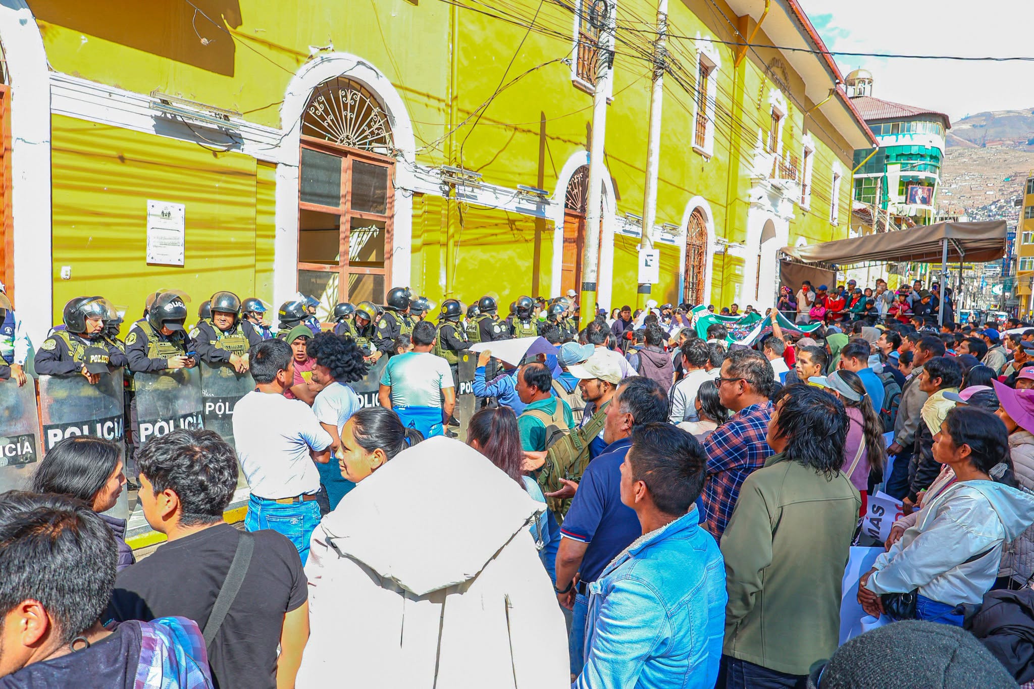 Pillao y Las Moras llegaron a reclamar obras distintas y terminaron enfrentados frente a la Municipalidad