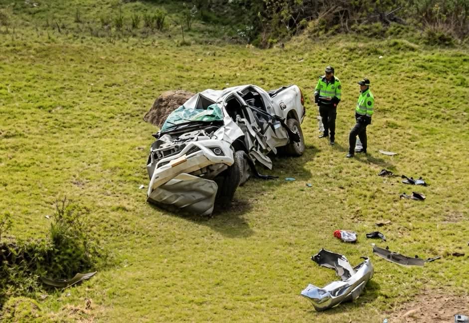 Camioneta cayó por una pendiente y sus ocupantes desaparecieron tras aparatoso accidente