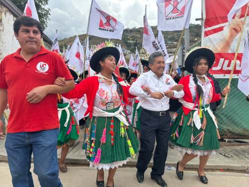 Candidato Pulgar plantea vía de cuatro carriles y otras obras durante jornada política en Ambo