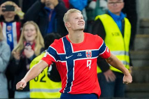 Noruega vence 3-2 a Dinamarca con doblete de Haaland en el clásico nórdico