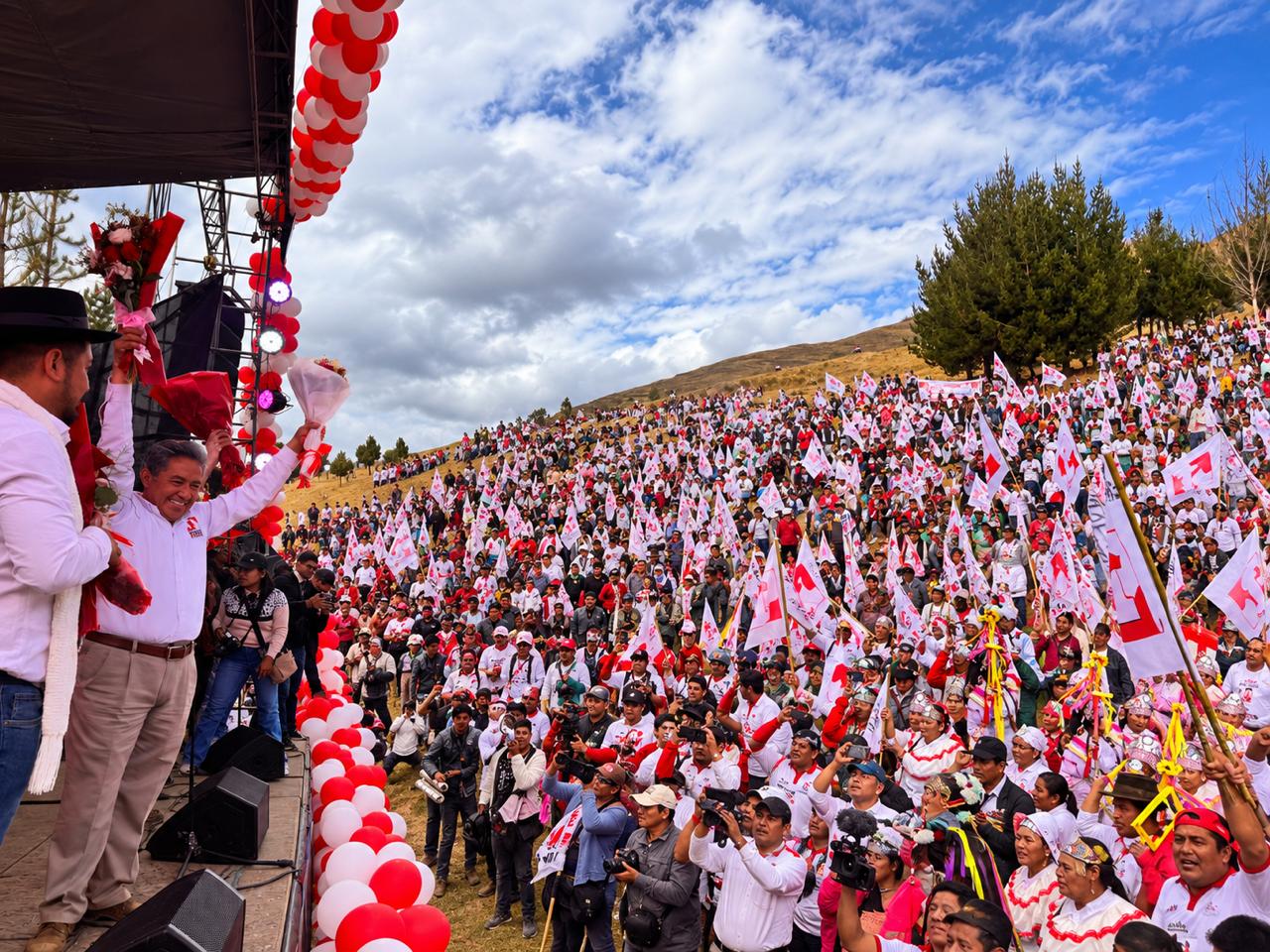 Enrique Pulgar cierra campaña en Yarowilca y Tomay Kichwa con el Banco del Pueblo como bandera
