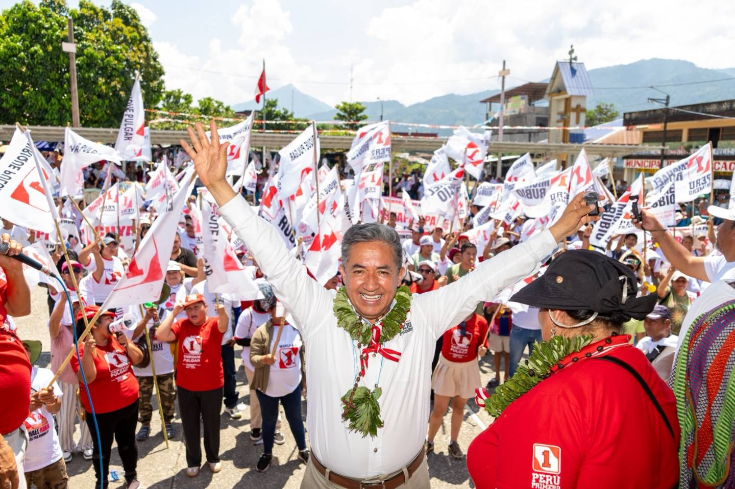 Café a Colombia y becas por colegio: Las promesas de Enrique Pulgar en el valle del Monzón