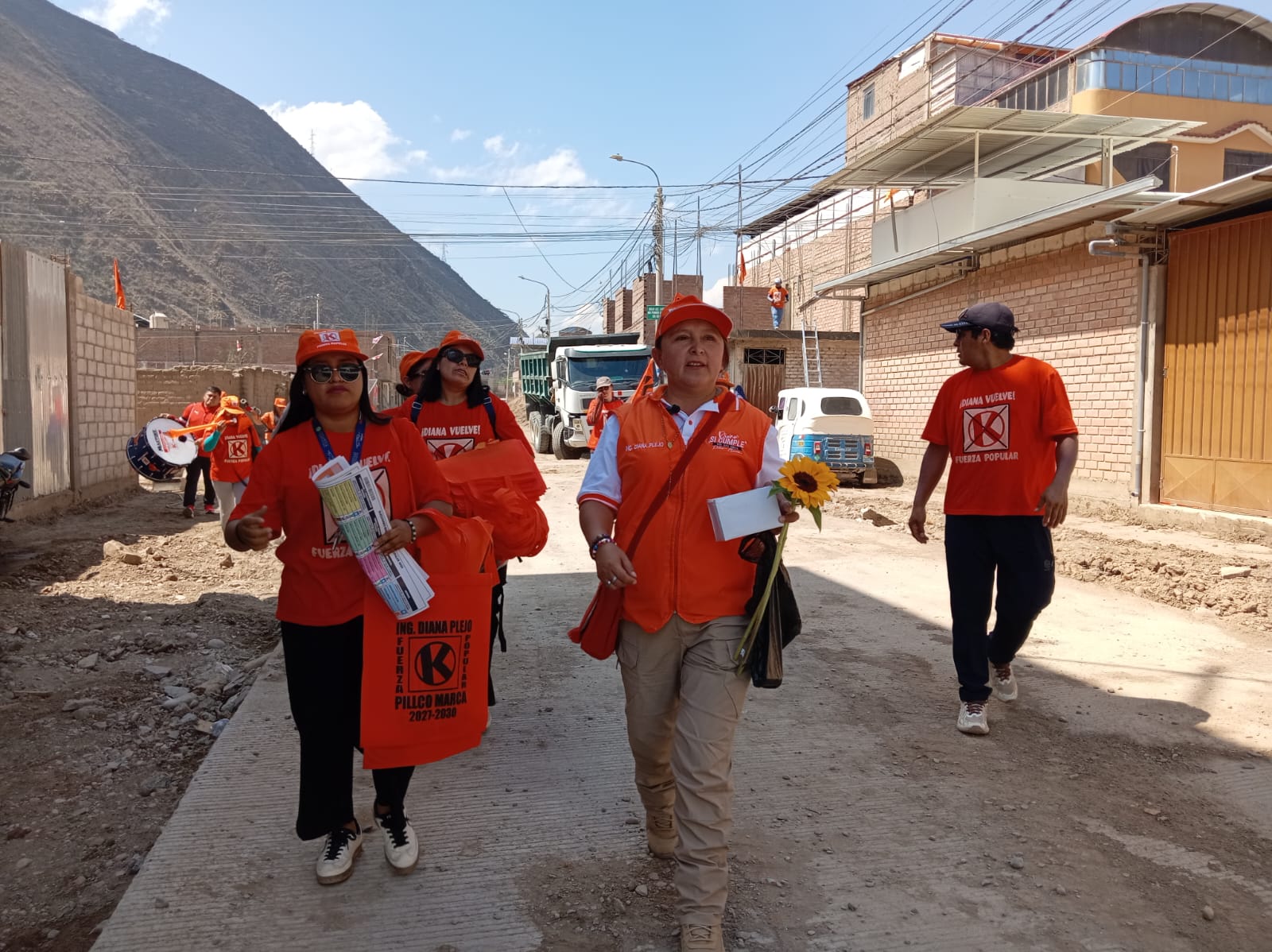 Diana Plejo recorre Pillco Marca casa por casa en la recta final de su campaña