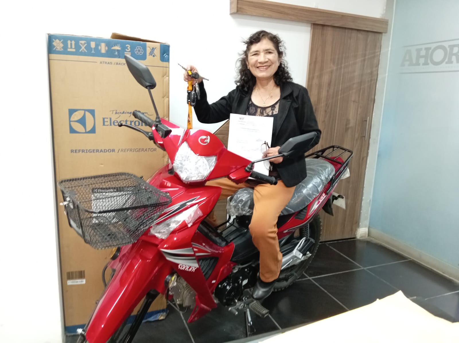 Alejandrina Ramírez gana la moto de la rifa solidaria por Ivhy