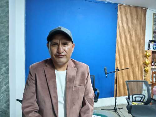 Cuatro horas a pie y 20 días lejos de casa: Un director de Ambo levantó sus aulas con faenas