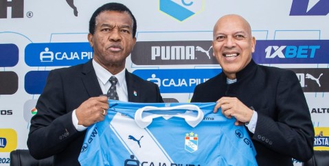 Cristal respalda a Roberto Mosquera