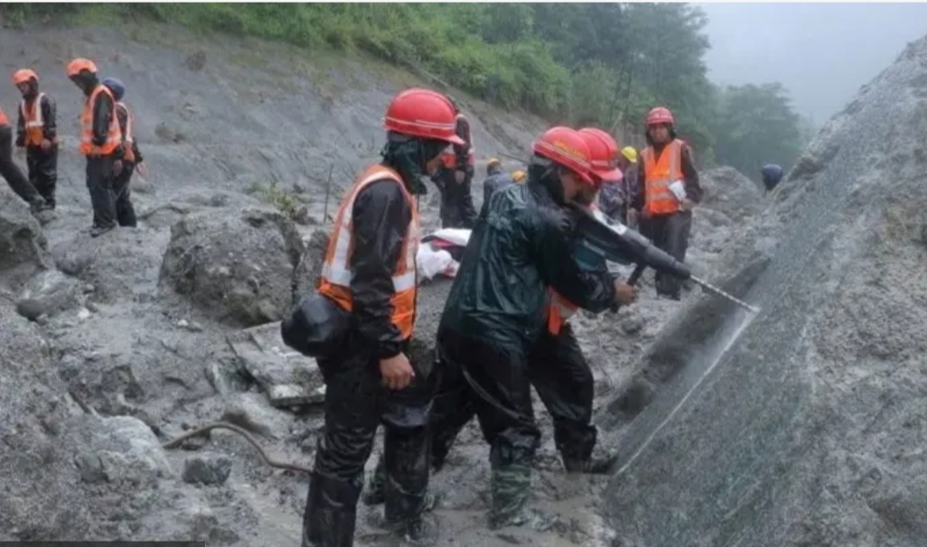 Nepal acelera rescate de más de 600 obreros atrapados en túneles hidroeléctricos