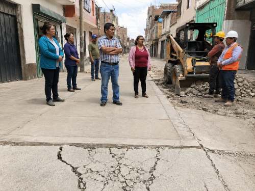 Vecinos cuestionan obra de 49 cuadras: muestran rajaduras y frenan demolición de veredas