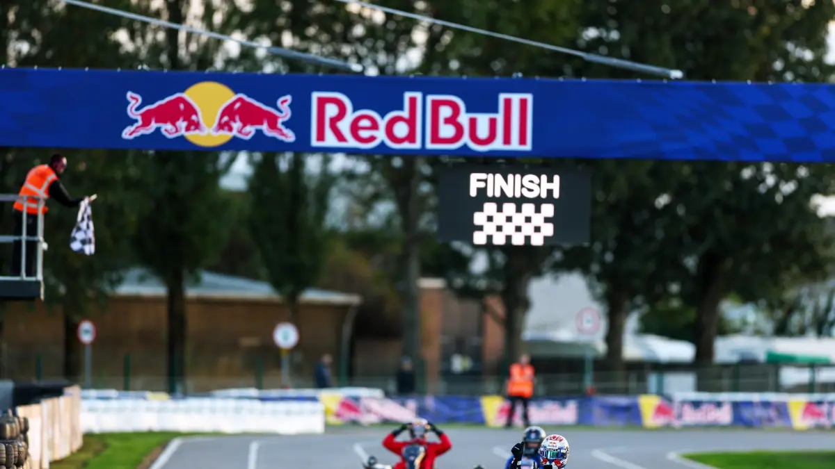 Verstappen gana en Silverstone tras adelantar a 100 rivales en una carrera de karts