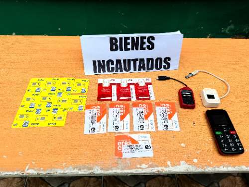 Detienen a mujer por presunta venta ilegal de chips en vía pública