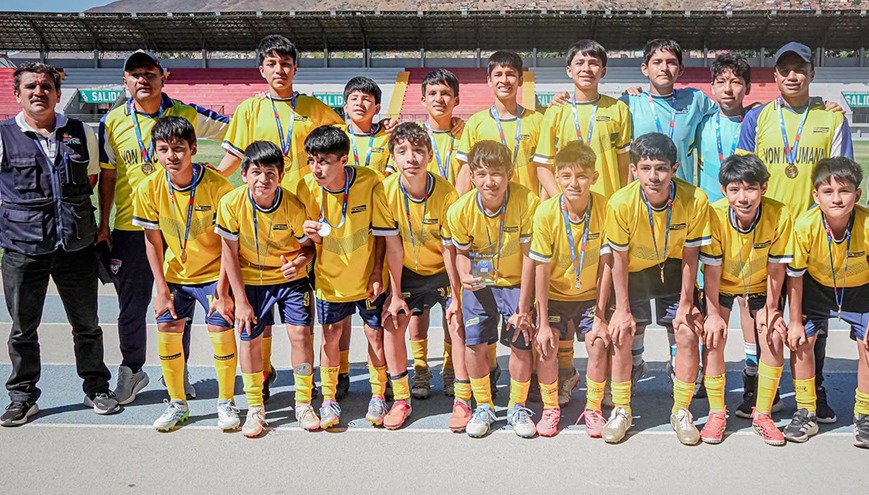 Escolares huanuqueños celebran títulos regionales