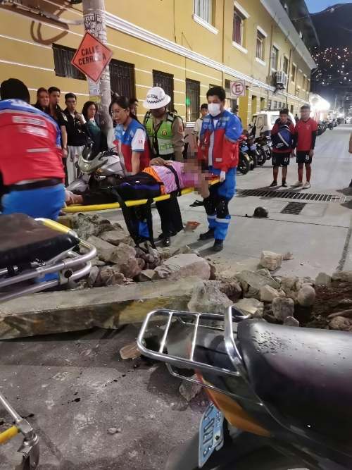 Motociclista sufre graves lesiones tras caer por desmonte abandonado en transitada esquina