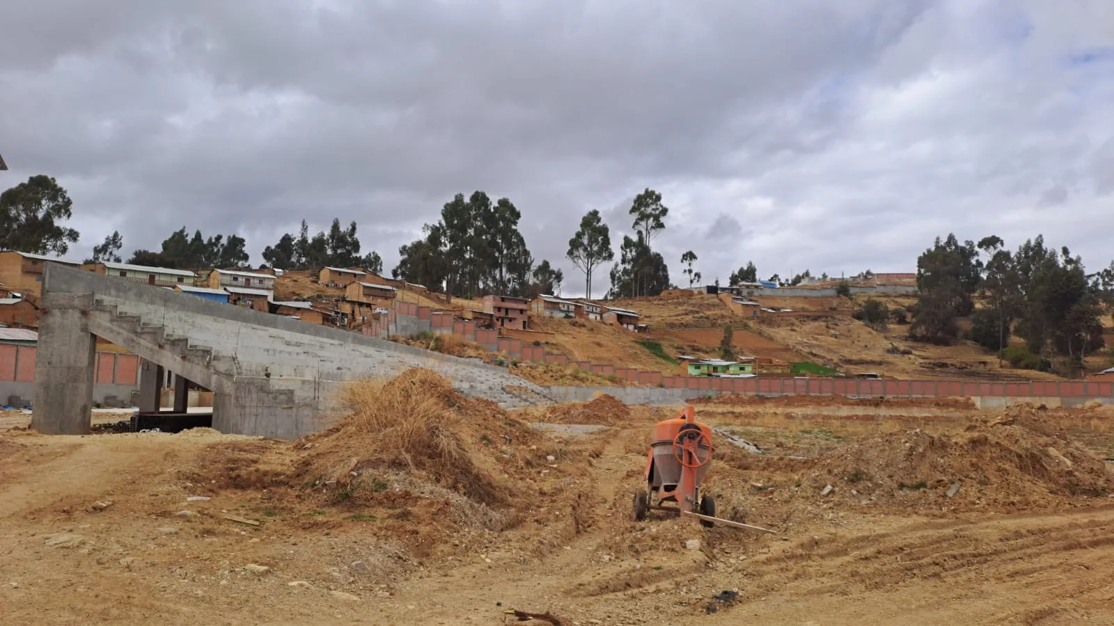 Pulgar promete concluir este año el Estadio de Llata, pero fiscalización reporta 55 % de avance