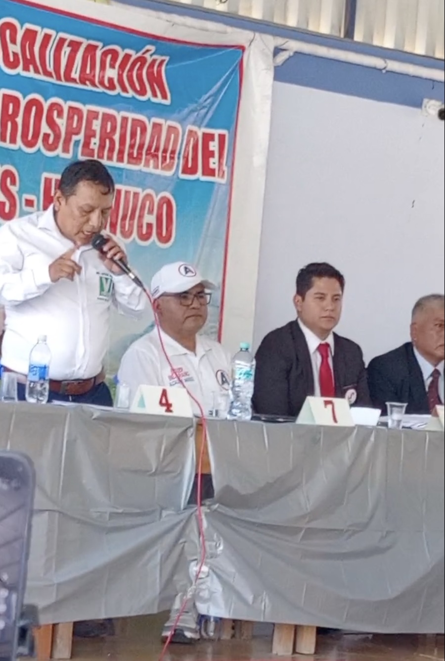 Nadie toca el transporte, dice un candidato; otro le responde con cinco medidas y ninguna cifra
