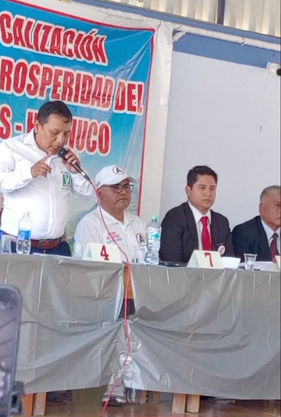 Nadie toca el transporte, dice un candidato; otro le responde con cinco medidas y ninguna cifra