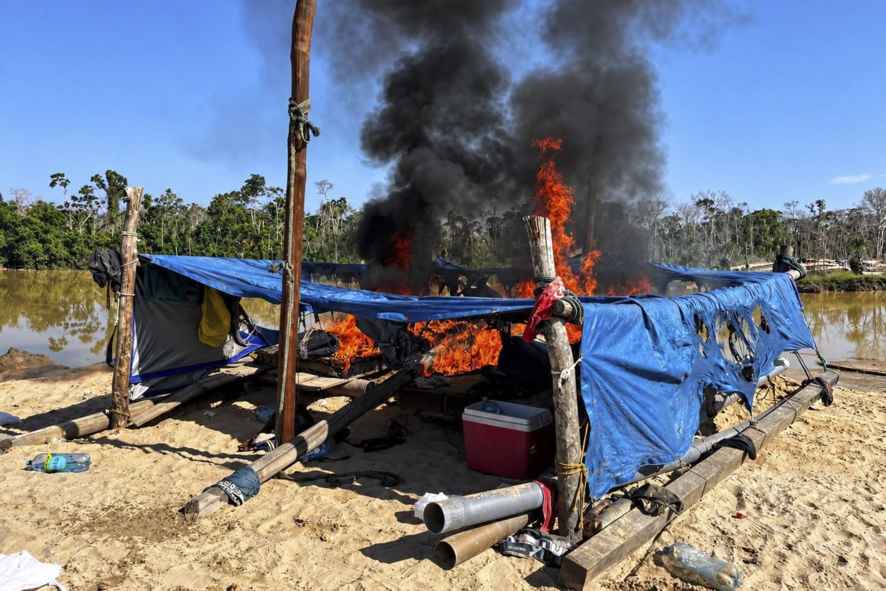 PNP destruye bienes de minería ilegal valorizados en S/54 millones en Madre de Dios