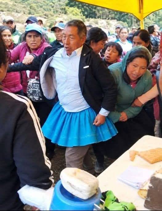 Pobladores de Micarín obligan al alcalde de Chavín de Pariarca a vestir una falda