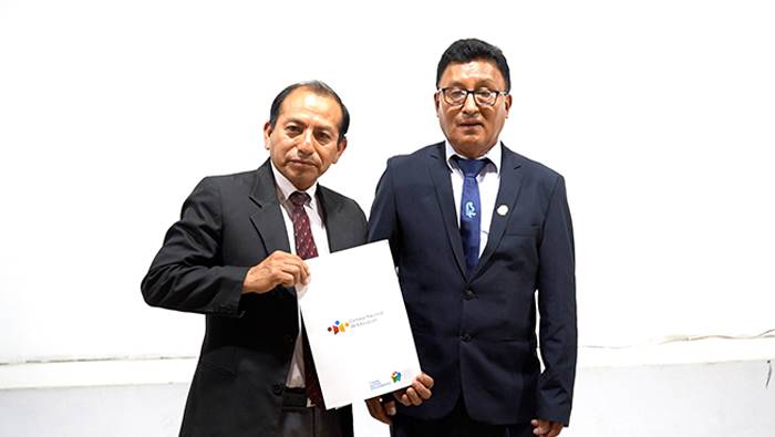 Docente de la GUE Leoncio Prado recibe reconocimiento por promover la lectura