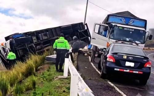 Camión se despista y vuelca en carretera dejando dos personas fallecidas