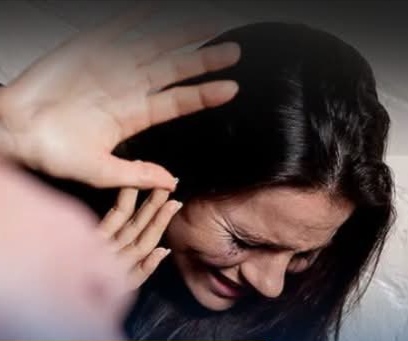 Condenan a sujeto que atacó a golpes a su expareja y suegro