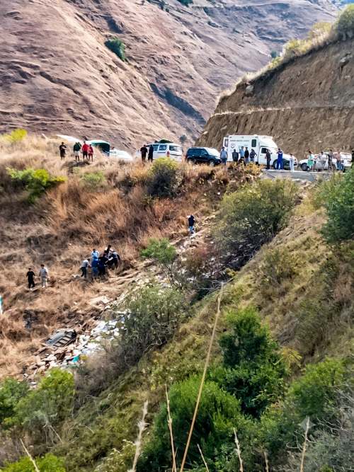 Tres heridos al caer un camión cargado de papas por una pendiente en Kichki