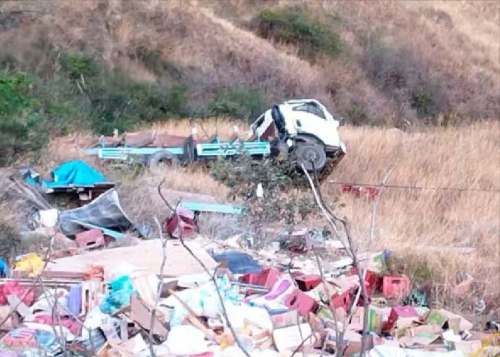Camión cargado de alimentos cae por pendiente y deja dos personas heridas