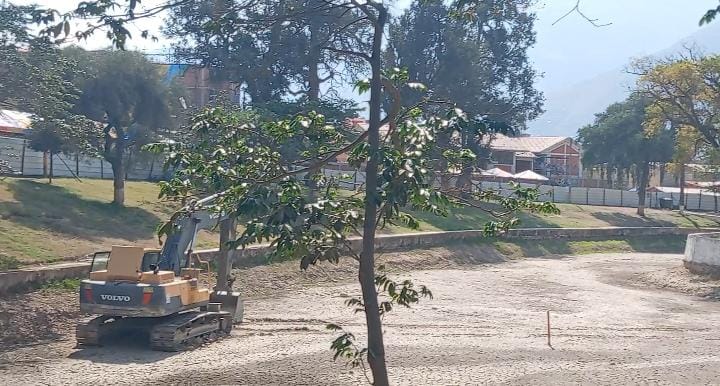 Maquinaria pesada y estructuras metálicas permanecen dentro de la laguna Viña del Río