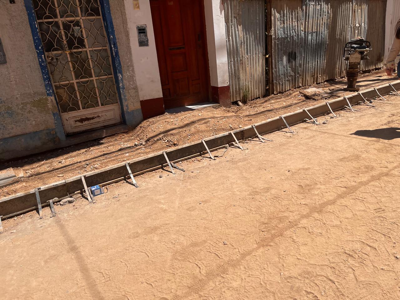 Vecinos denuncian que veredas son rellenadas con tierra con delgada capa de cemento encima