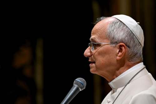 Sheinbaum desea pronta recuperación al papa León XIV tras operación por cáncer