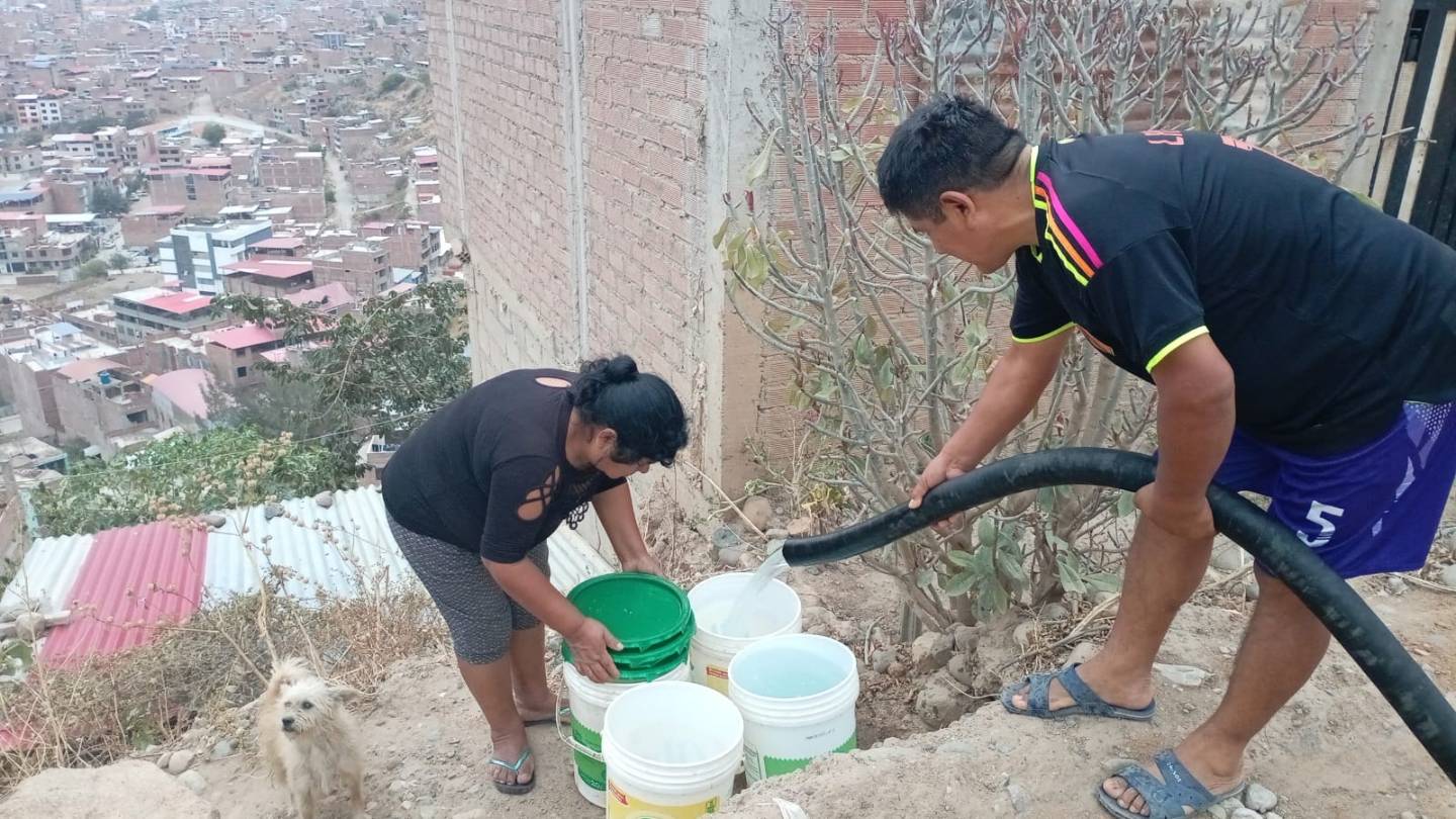 Marabamba cocina con cuatro baldes de agua por familia a la semana