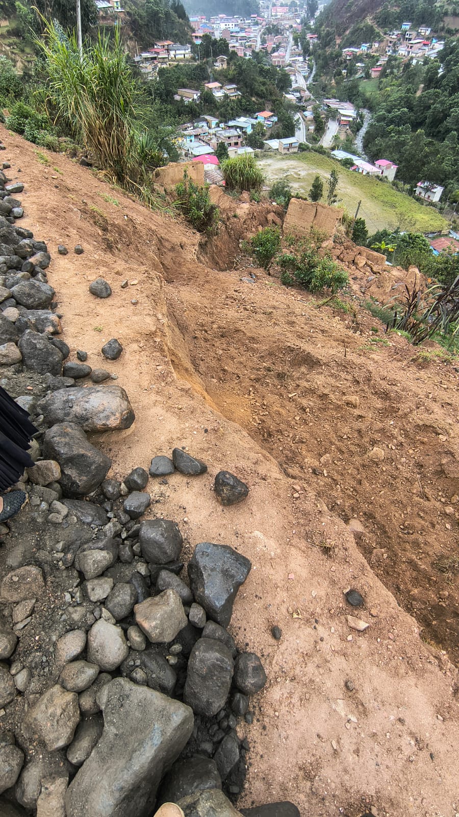 Deslizamiento de cerro en Molino obliga a desalojar casas de tapial en Challhuayo