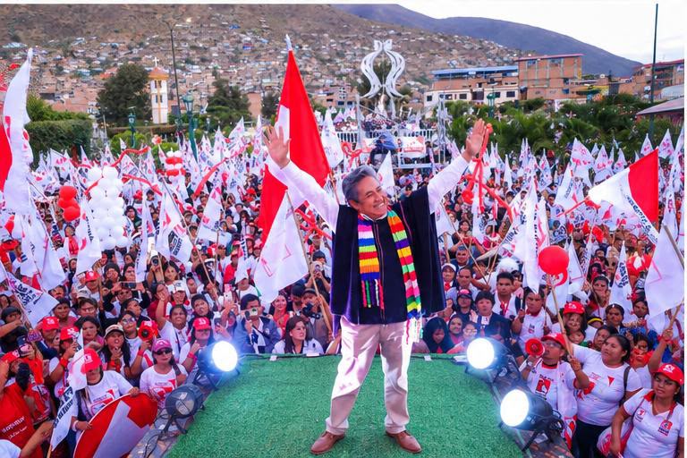 Enrique Pulgar cierra campaña con propuestas de créditos, becas y ejecución de obras comunales