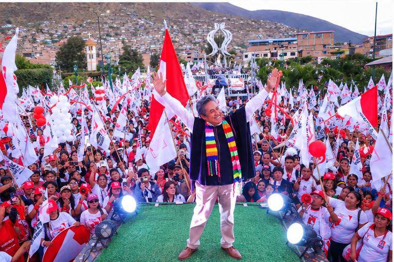 Enrique Pulgar cierra campaña con propuestas de créditos, becas y ejecución de obras comunales