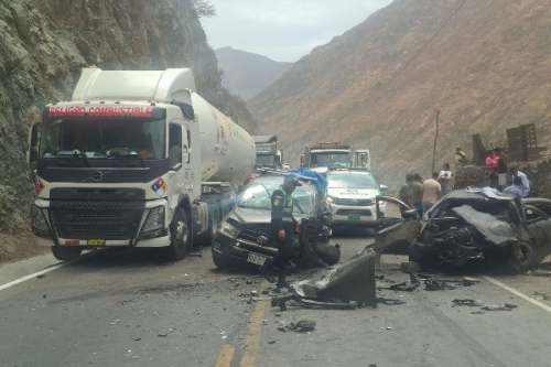 Choque múltiple en la Carretera Central deja dos fallecidas y nueve heridos
