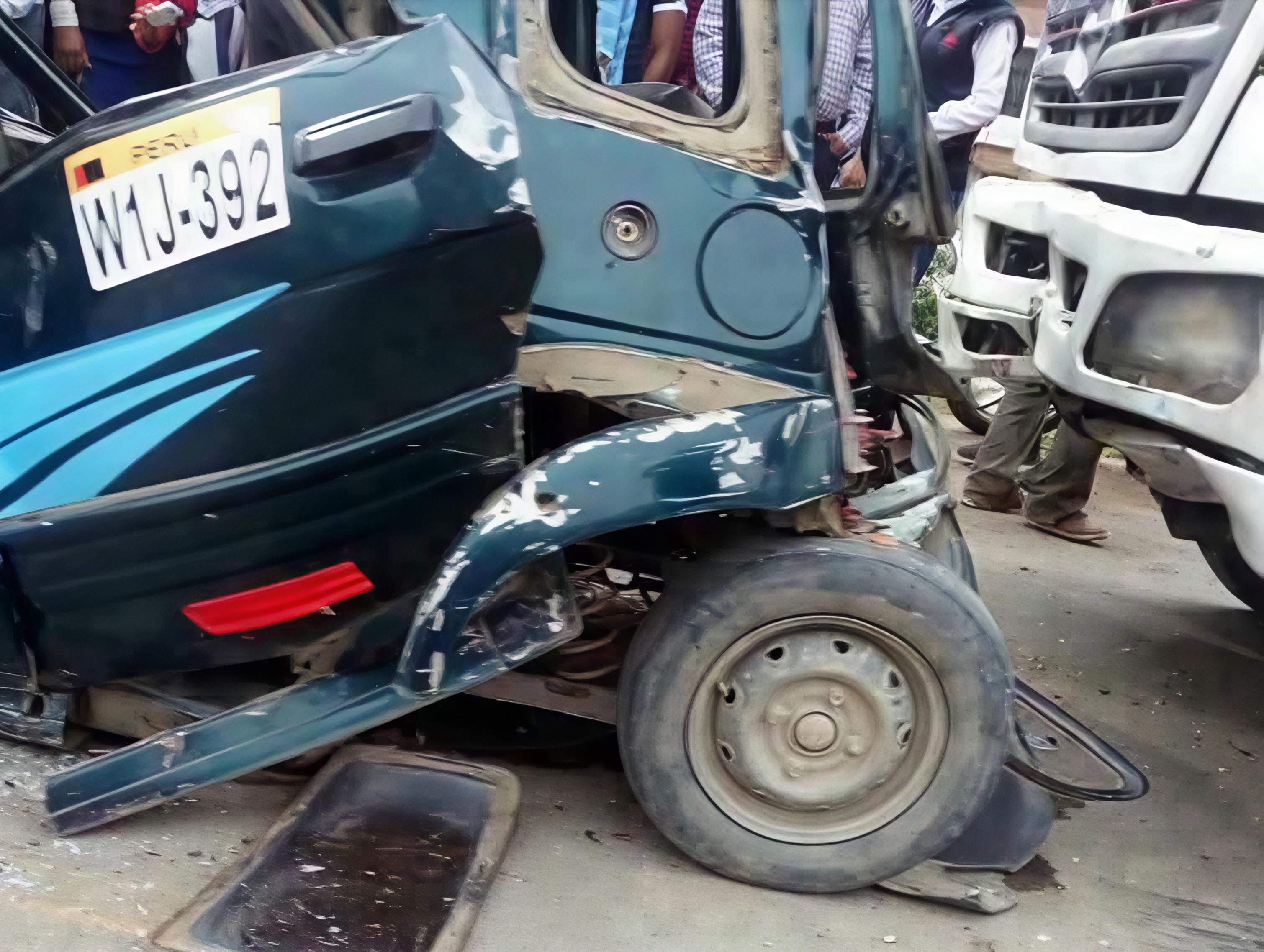 Accidente habría dejado cuatro muertos; en otro hecho, motocicleta atropella a dos hermanas