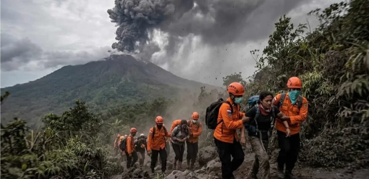 Erupción del volcán Dukono deja tres excursionistas muertos en una zona restringida de Indonesia