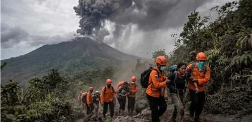 Erupción del volcán Dukono deja tres excursionistas muertos en una zona restringida de Indonesia