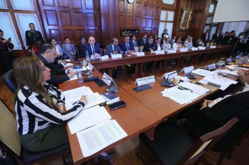 Comisión de Constitución del Senado suspendió sesión tras altercado entre Astudillo y Maraví