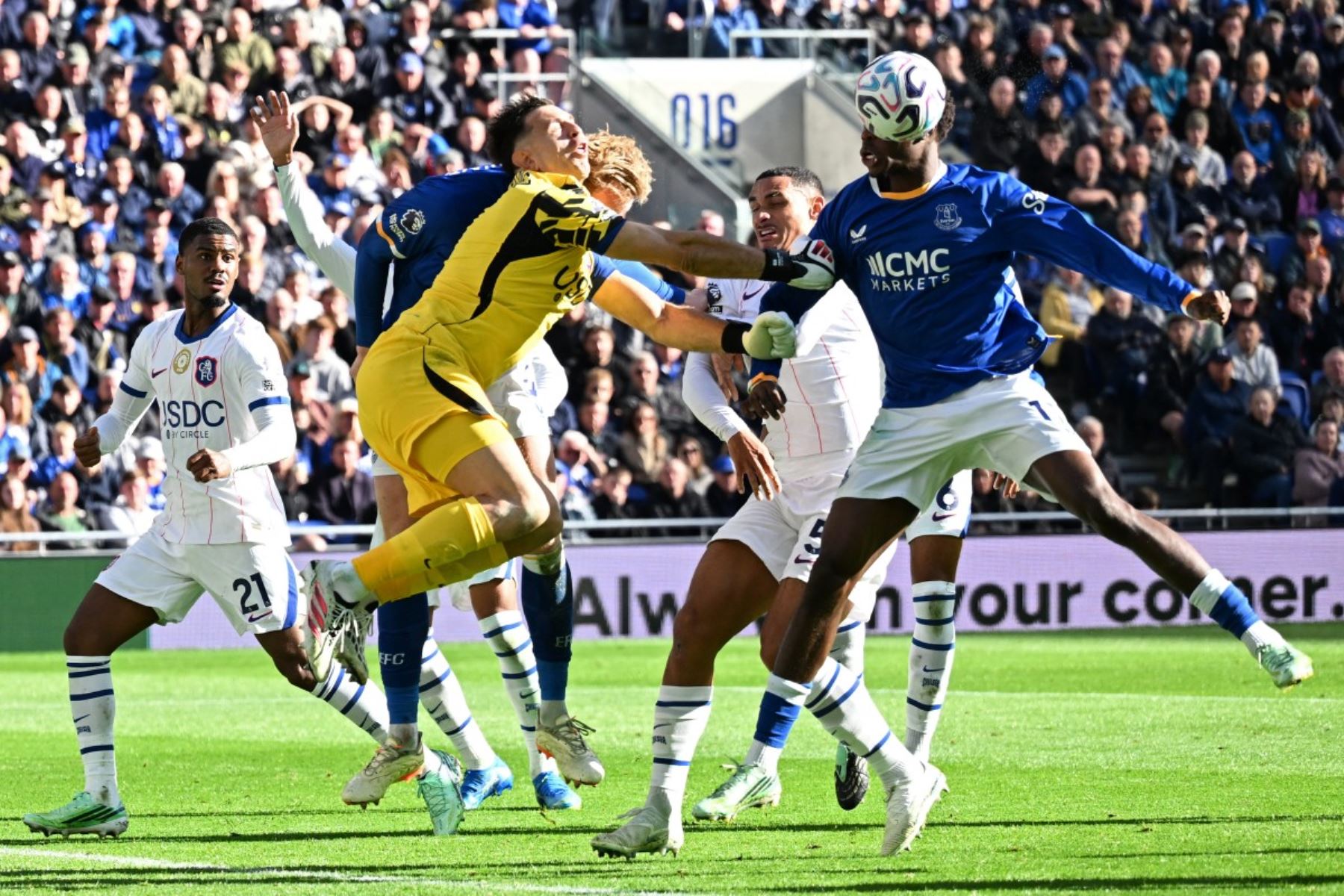 Chelsea gana 2-0 al Everton, pero Dibu Martínez sale en camilla por golpe en la cabeza