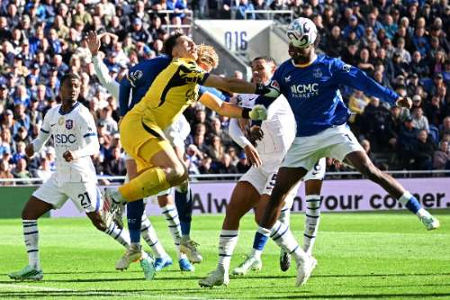 Chelsea gana 2-0 al Everton, pero Dibu Martínez sale en camilla por golpe en la cabeza