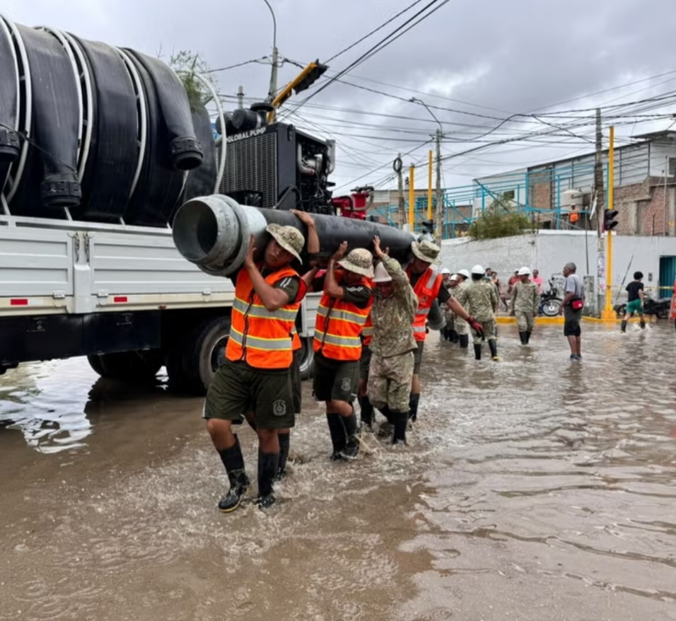 Lluvias amenazan Piura y Ejército asumirá custodia de motobombas para responder a inundaciones