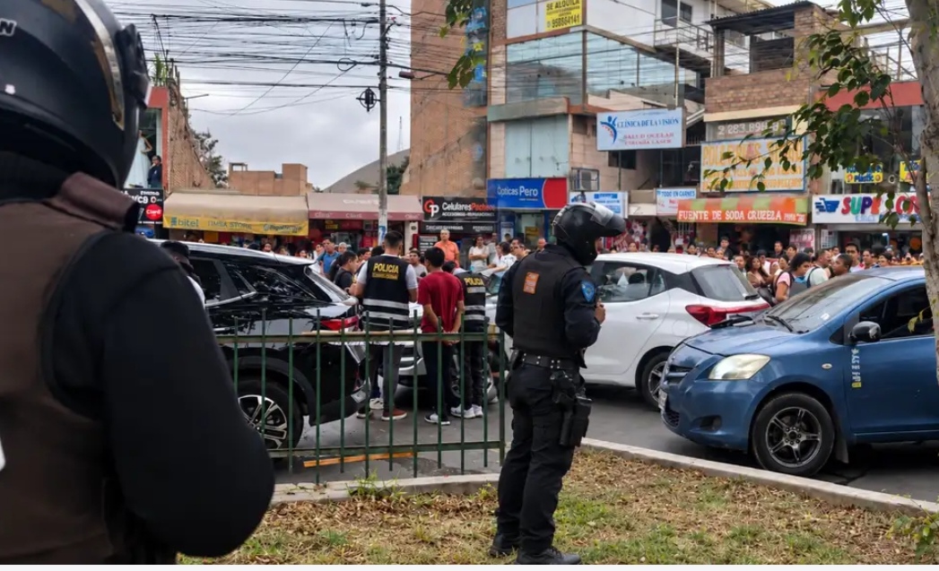 Detienen a seis policías tras denuncia y encuentran rastros de dinero marcado en automóvil